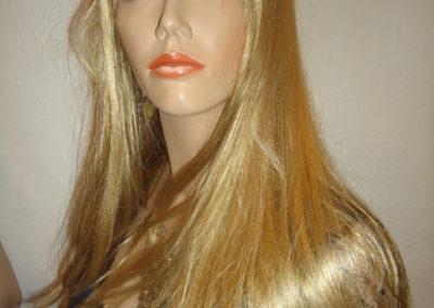 Mannequin blond langhaarig